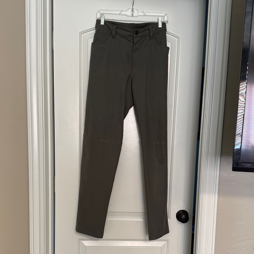 lululemon athletica Men's Chinos in Dark Olive